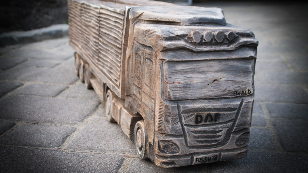 Holzskulptur Lastwagen von Simon Echle